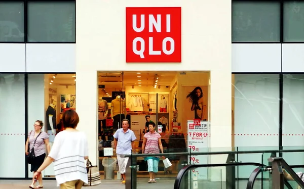 Pelanggan Meninggalkan Sebuah Toko Uniqlo Shanghai Cina Juni 2012 — Stok Foto