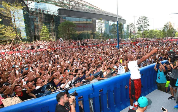 Nba Superster Kobe Bryant Neemt Een Selfie Voor Een Menigte — Stockfoto