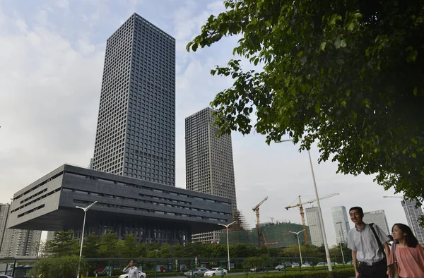 Los Peatones Pasan Por Edificio Bolsa Shenzhen Ciudad Shenzhen Provincia —  Fotos de Stock