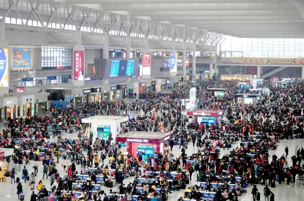 Multidões Passageiros Chineses Esperam Por Trens Estação Ferroviária Xangai Hongqiao — Fotografia de Stock