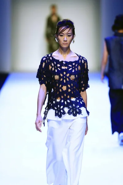 Bir Modeli Yeni Bir Yaratım Taipei Içinde Stil Liu Defilede — Stok fotoğraf