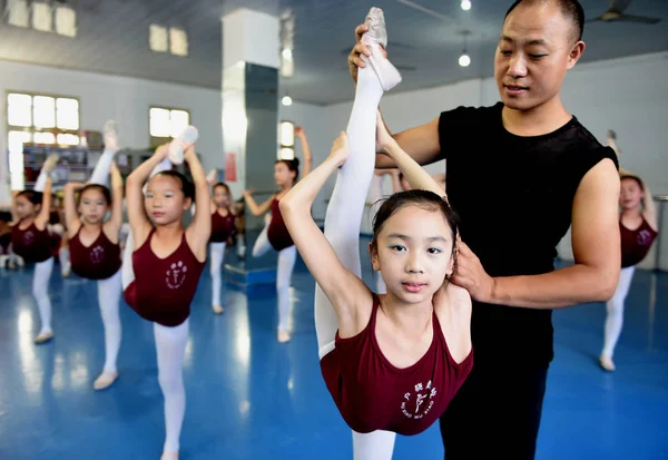 Ein Chinesischer Lehrer Weist Junge Mädchen Während Einer Trainingseinheit Der — Stockfoto