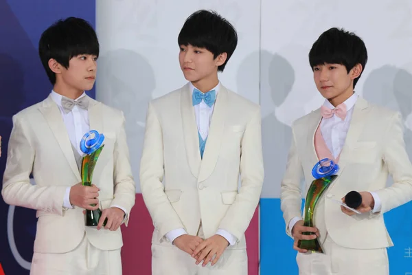 Grupo Chicos Chinos Tfboys Posan Con Sus Trofeos Durante Ceremonia — Foto de Stock