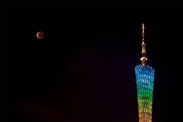 Luna Durante Una Fase Total Eclipse Lunar Cielo Sobre Torre — Foto de Stock