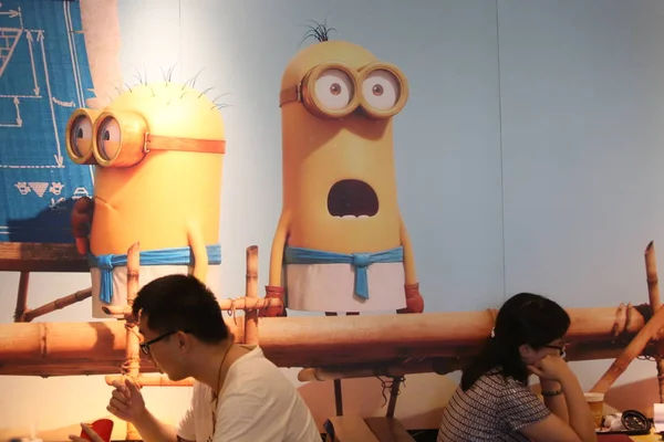 Clientes Comem Restaurante Fast Food Mcdonald Com Tema Minions Xangai — Fotografia de Stock