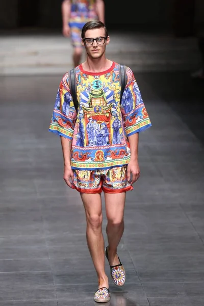 Een Model Toont Een Nieuwe Creatie Dolce Gabbana Fashion Show — Stockfoto