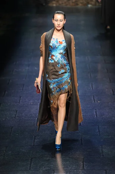 2015年3月26日 在中国北京举行的2015年中国时装周 中国时装秀上 一位模特在梅里西斯时装秀上展示了新的作品 — 图库照片