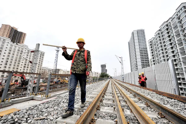 Chinesische Arbeiter Laufen Auf Den Schienen Der Bau Befindlichen Lanzhou — Stockfoto