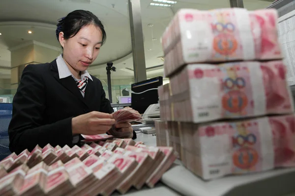 Ganyu 카운티 롄윈강 2014에 은행에서 Rmb 인민폐 — 스톡 사진