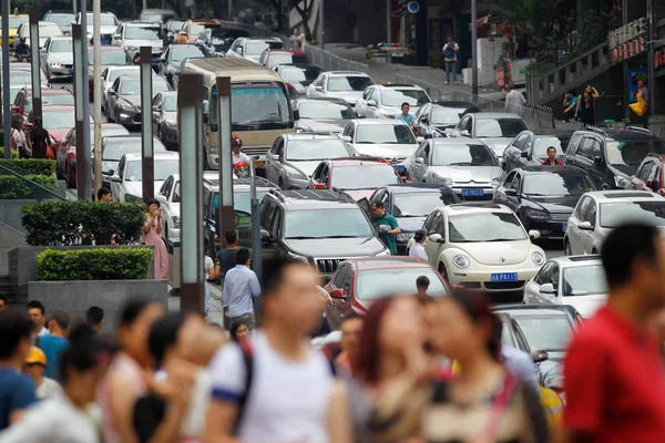 Gyalogosok Séta Múlt Tömegek Járművek Egy Közlekedési Dugóban Csúcsforgalomban Csungqing — Stock Fotó