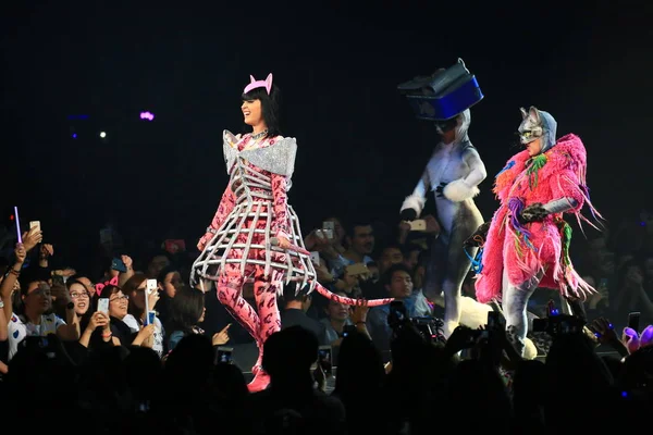 Cantante Estadounidense Katy Perry Izquierda Actúa Concierto Shanghai Prismatic World — Foto de Stock