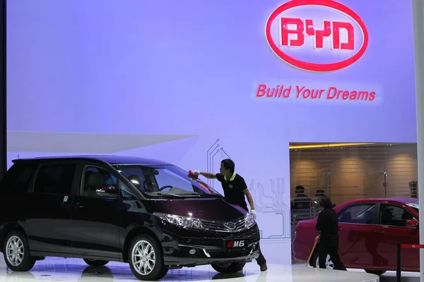 Dipendente Cinese Pulisce Byd Durante 12A Cina Guangzhou Salone Internazionale — Foto Stock