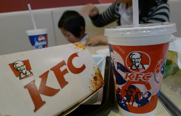 Πελάτες Τρώνε Ένα Kfc Fastfood Εστιατόριο Του Yum Brands Στην — Φωτογραφία Αρχείου