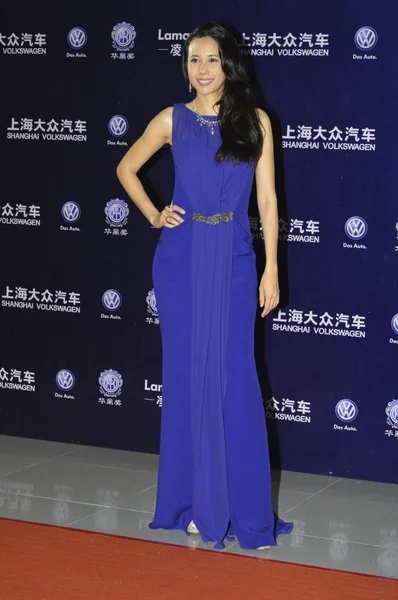 香港歌手兼女演员莫凯伦在红地毯上为2015年5月31日在中国香港举行的第16届华丁颁奖典礼摆姿势 — 图库照片