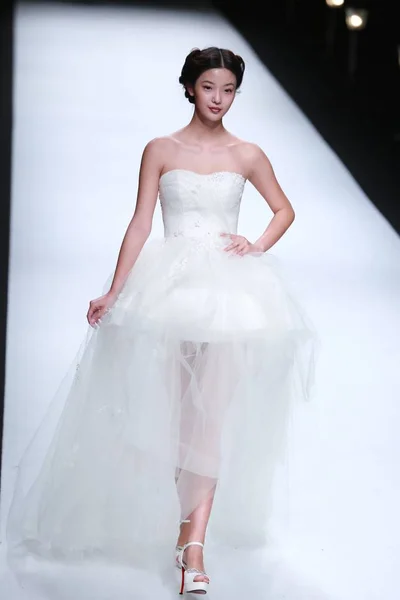 モデルは 2015 上海に上海ロンドンファッションウィークの春 2016 年の間に中国の結婚式のドレス ブランド ガラテアのファッションショーで新しい創造を表示します — ストック写真