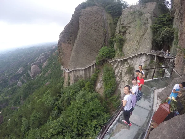 Toeristen Poseren Voor Foto Een Glazen Skywalk Die Een Melodie — Stockfoto