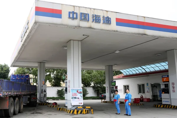 Kínai Munkavállalók Látható Egy Benzinkútnál Cnooc China National Offshore Oil — Stock Fotó