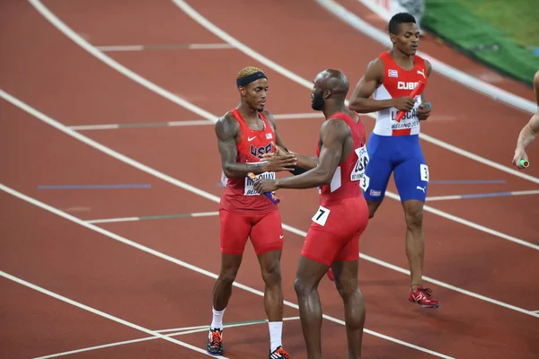 米国のラショーン メリット 右手前 北京2015年のIaaf世界選手権で男子4X400Mリレー決勝で優勝した後 北京で開催された 鳥の巣 として知られるナショナルスタジアムでトニー マッキーと祝う — ストック写真