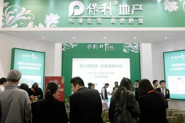 Homebuyers Chineses Visitam Estande Poly Real Estate Group Ltd Uma — Fotografia de Stock