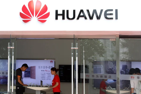 Customers Visit Huawei Store Huai City East China Jiangsu Province — стоковое фото