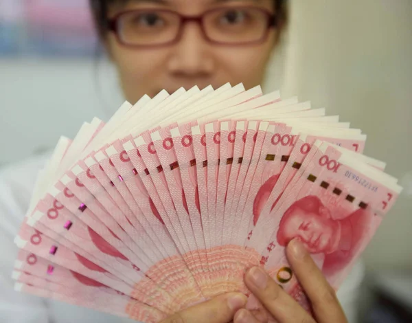 Funcionário Chinês Mostra Nova Versão Rmb Renminbi Notas 100 Yuans — Fotografia de Stock