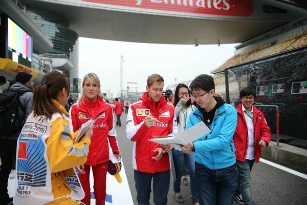 Motorista Alemão Sebastian Vettel Ferrari Centro Assina Autógrafo Para Circuito — Fotografia de Stock