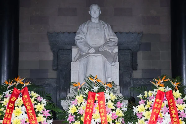 中国の革命的な孫文 中国の最初の大統領と建国の父の149周年を記念して 孫文の霊廟の犠牲館で孫文の像の前に置かれている — ストック写真