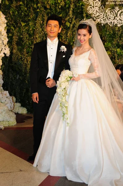 中国俳優黄暁明 左と彼の妻の女優アンジェラベイビーが 2015 上海の上海展覧センターで結婚式の間にポーズします — ストック写真