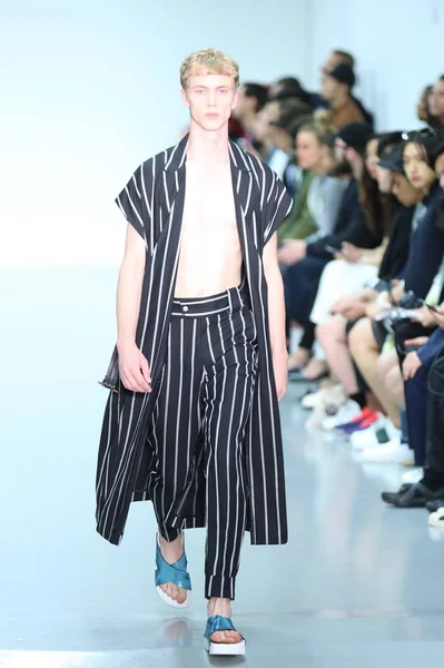 Model Wyświetla Nowe Stworzenie Sean Suen Pokaz Mody Podczas Mężczyzn — Zdjęcie stockowe