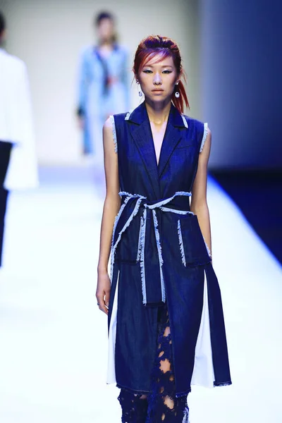 モデルは 2015 上海に上海ロンドンファッションウィークの春 2016 年の間に台北のスタイル Liu のファッションショーで新しい創造を表示します — ストック写真