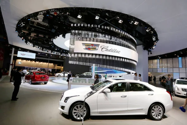 Los Visitantes Observan Los Coches Cadillac Exhibición Durante 16ª Exposición — Foto de Stock