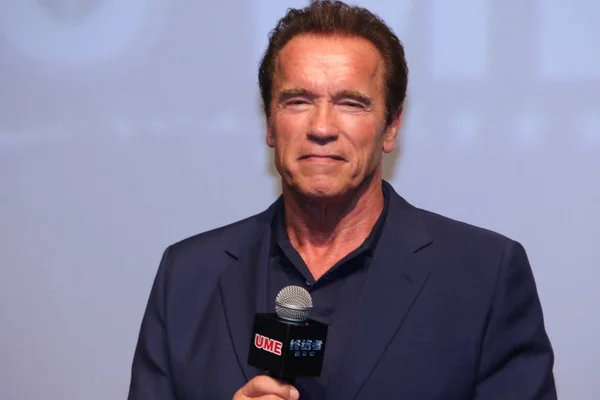 Ator Americano Arnold Schwarzenegger Sorri Durante Uma Estreia Seu Filme — Fotografia de Stock