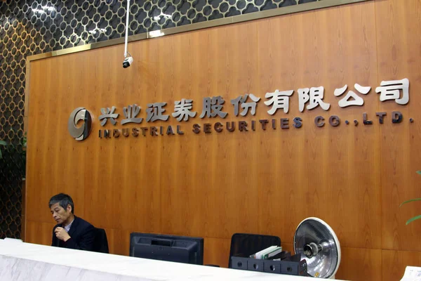 Empleado Chino Visto Una Sucursal Industrial Securities Ltd Shanghai China — Foto de Stock