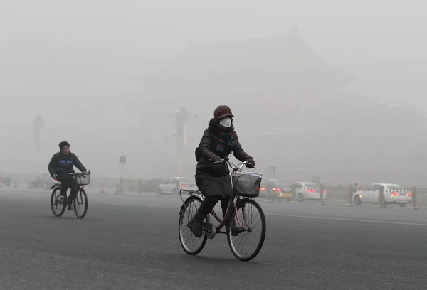 Ciclisti Auto Passano Piazza Tiananmen Smog Pesante Pechino Cina Dicembre — Foto Stock