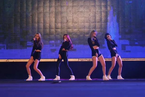 Mitglieder Der Südkoreanischen Mädchengruppe Wanna Treten Während Einer Werbeveranstaltung Der — Stockfoto