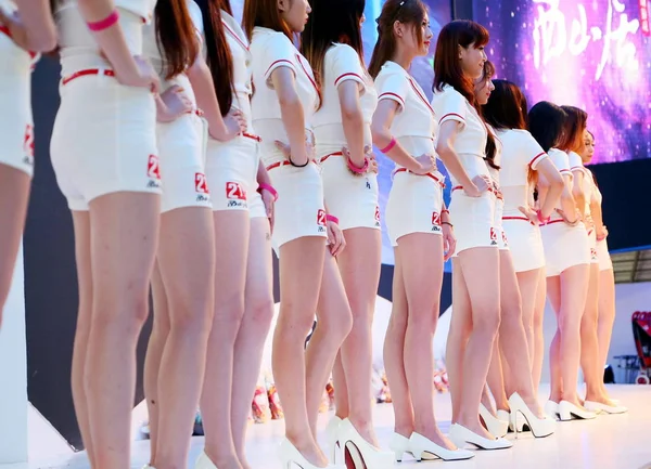 Showgirls Posan Stand Seasun Entertainment Durante 13ª China Digital Entertainment — Foto de Stock