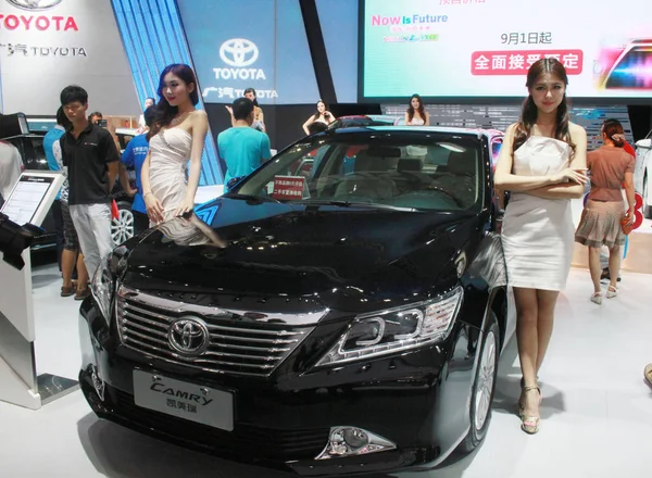 2013年9月5日 在中国海南省海口市举行的车展上 模特与丰田凯美瑞合影 — 图库照片