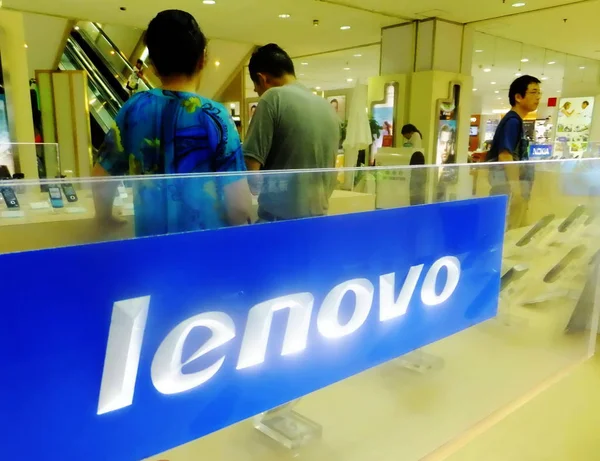 Les Clients Achètent Des Smartphones Comptoir Lenovo Dans Marché Téléphone — Photo
