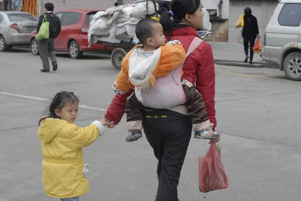 File Chinese Woman Carrying Her Son Walks Her Daughter Road — стоковое фото