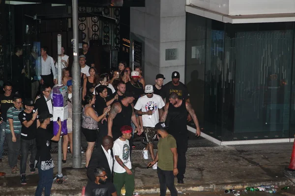美国歌手兼演员克里斯 Chris Brown 穿着白色 T恤衫 离开了 Rhambus 为龙井酒吧参加2015年7月26日在中国香港举行的促销活动 — 图库照片