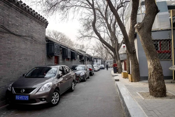2015年2月2日 中国北京胡同的一条小巷里停着汽车 — 图库照片