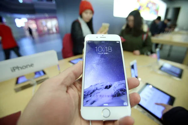 Chinese Klanten Uitproberen Iphone Smartphones Een Apple Store Shanghai China — Stockfoto