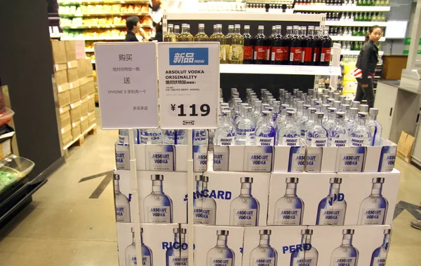 Flesjes Absolut Wodka Van Pernod Ricard Zijn Koop Bij Een — Stockfoto