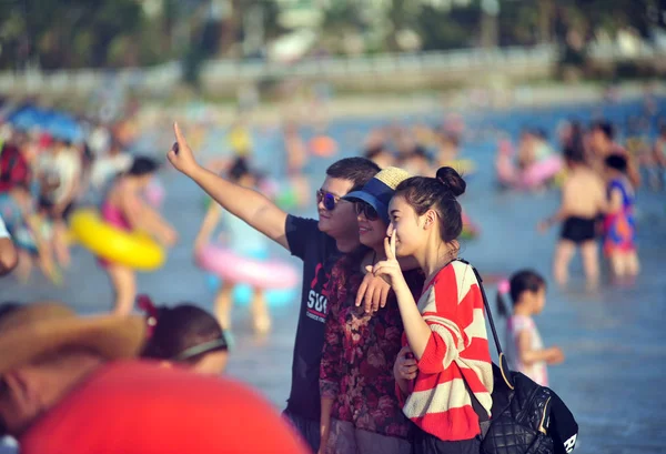 Turistas Tirar Uma Selfie Resort Praia Durante Feriado Ano Novo — Fotografia de Stock