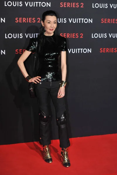 マギー チャン ポーズのレッド カーペット彼女が 2015 ヴィトン シリーズ 中国北京での展覧会オープニング イベントのため到着した香港女優 — ストック写真