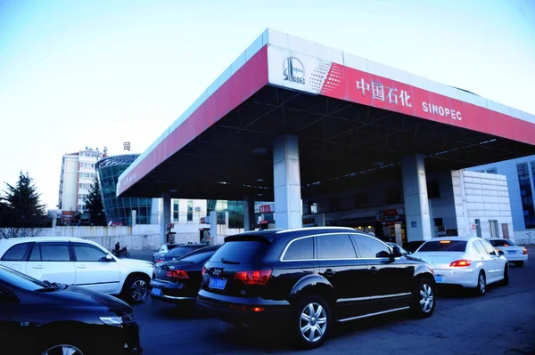 Autos Cola Para Repostar Una Gasolinera Sinopec Ciudad Qingdao Provincia — Foto de Stock