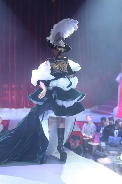 Modelo Muestra Una Nueva Creación Desfile Moda Sheguang Huqiu Bridal — Foto de Stock
