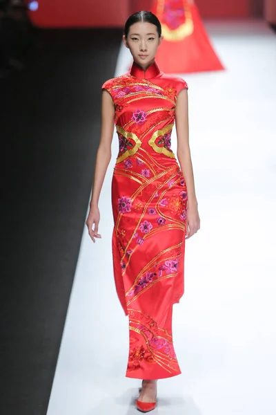 モデルは上海ファッション週秋 2015 年中国 上海で 2015 日中にロイヤル オウレン ファッションショーで新しい創造を表示します — ストック写真