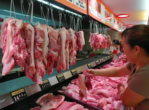 Cliente Acquista Carne Maiale Supermercato Nella Città Yichang Provincia Centrale — Foto Stock