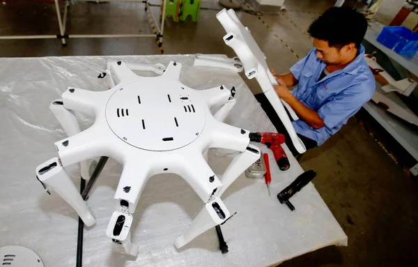 Chinese Worker Assembles Uav Unmanned Aerial Vehicle Drone Plant Wuhan — Stock Photo, Image